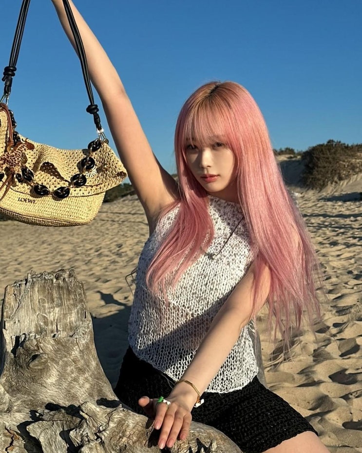 <b>에스파 지젤</b>, 바람 따라 흩날리는 프린지 드레스와 핑크 헤어의... 