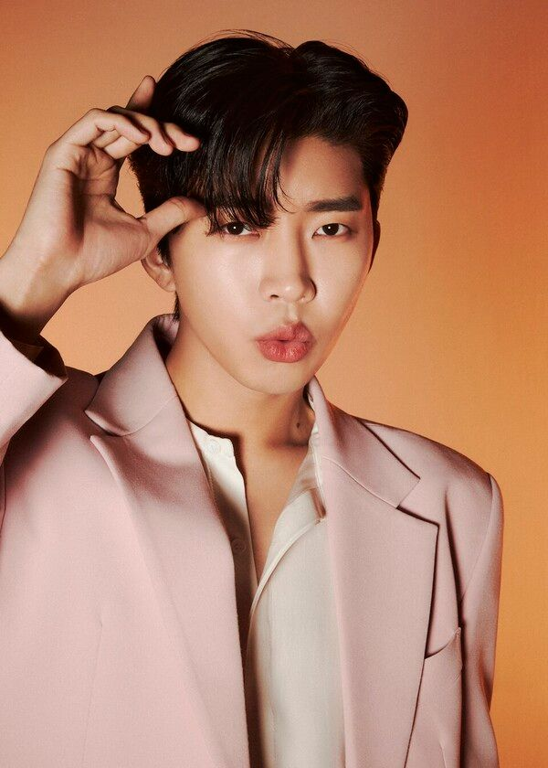 임영웅, ‘아임히어로 더 스타디움’ 넷플릭스 10주 연속 TOP10 진입…OST까지 차트 점령
