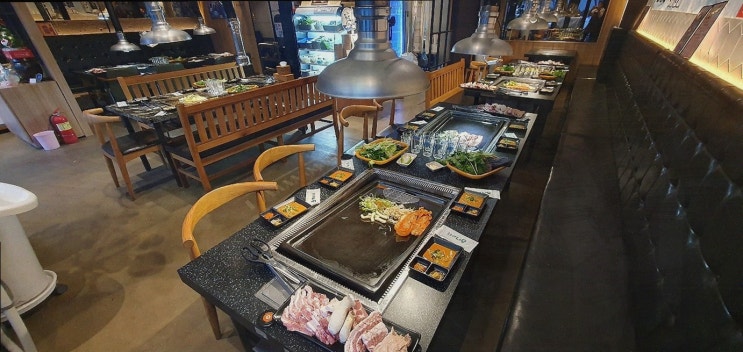  배꼽숙성삼겹살과막창에서 방촌동 미나리삼겹살을 즐겨보세요