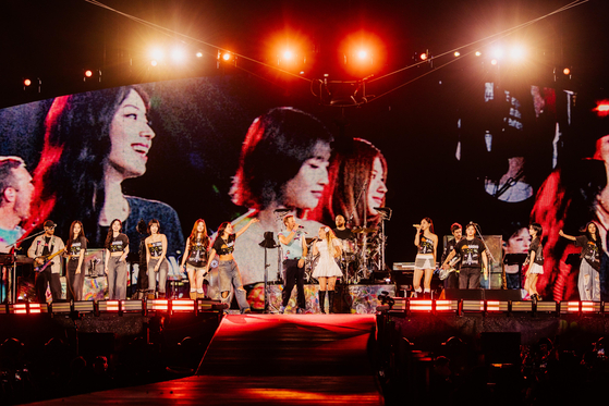<b>트와이스</b>·<b>콜드플레이</b>, 글로벌 협업으로 탄생한 ‘<b>WE PRAY</b>’... 