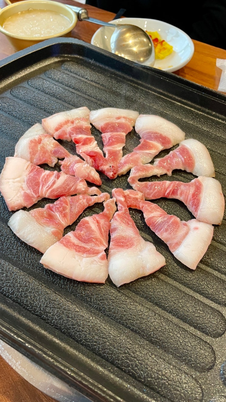  고기 주문하면 김치찌개 계란말이 서비스 거의 모든게 공짜 장군꼬들살김치찌개 천안직산점 / 천안식후감