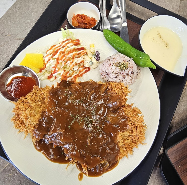  저렴한 가격에 만나는 추억의 맛, 부산시청 밥집 코끼리함박&벌크커피