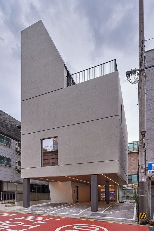  콘크리트 샌드위치 오피스 빌딩. concrete sandwich office building
