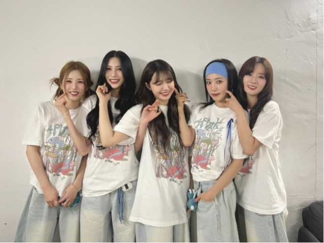 <b>에이핑크</b> <b>14주년</b> 완전체 컴백…신곡 'Tap Clap' 감성 폭발