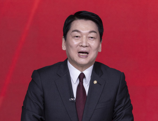 [단독] 국민의힘 첫 경선 <b>토론</b>, <b>안철수</b> vs <b>김문수</b> AI 논쟁의 전말!