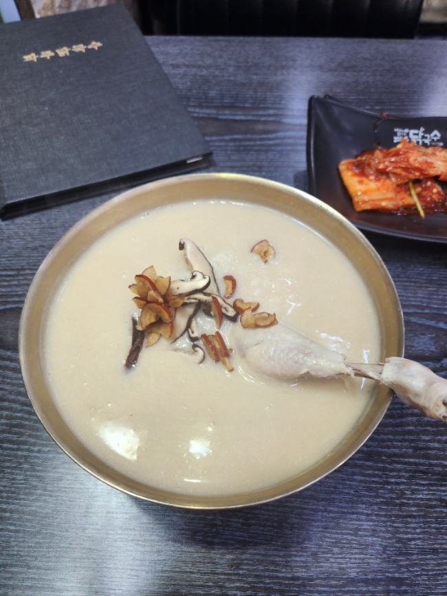  구의역 혼밥 맛집, 파주닭국수에서 따끈한 들깨닭죽