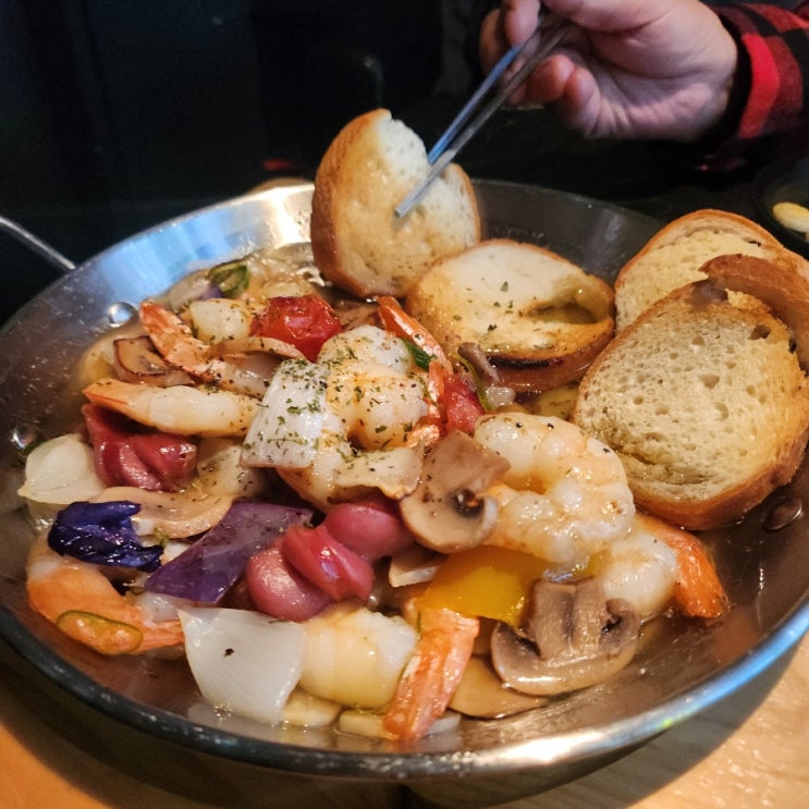 부평테마의거리맛집 프라이빗한 룸술집 더블랙 감바스와 하이볼