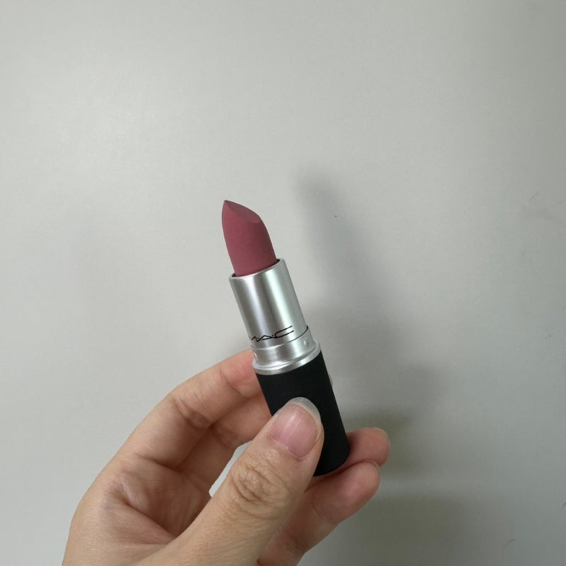 쿨톤 립스틱 추천! 베이스로도 쓰기 좋은 맥 파우더키스 립스틱 304 서트리니스