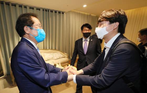  홍준표, 준석 '품어야' 대선? 헛꿈!  꼰대 정치, 국민 외면! 당신은 그래서 안 됩니다!