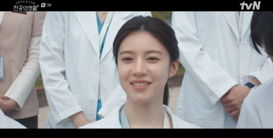 '<b>언슬전</b>' <b>고윤정</b>, <b>정준원</b>에 직진 시작…단체 촬영 도중 기습... 