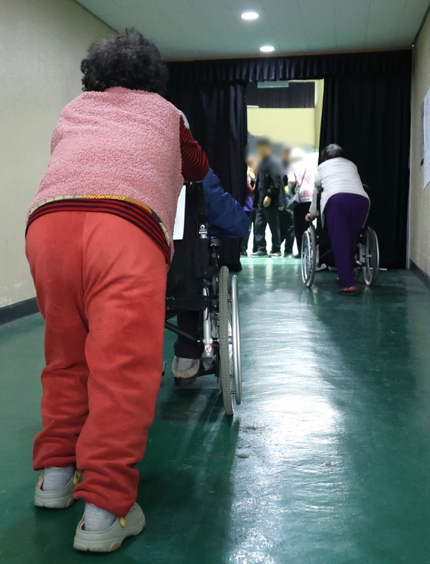"긴 병에 효자 없다는데"…'건강적신호' 치매, 간병보험에 '주의' "긴 병에 효자 없다는데"…'건강적신호' 치매, 간병보험에 '주의'