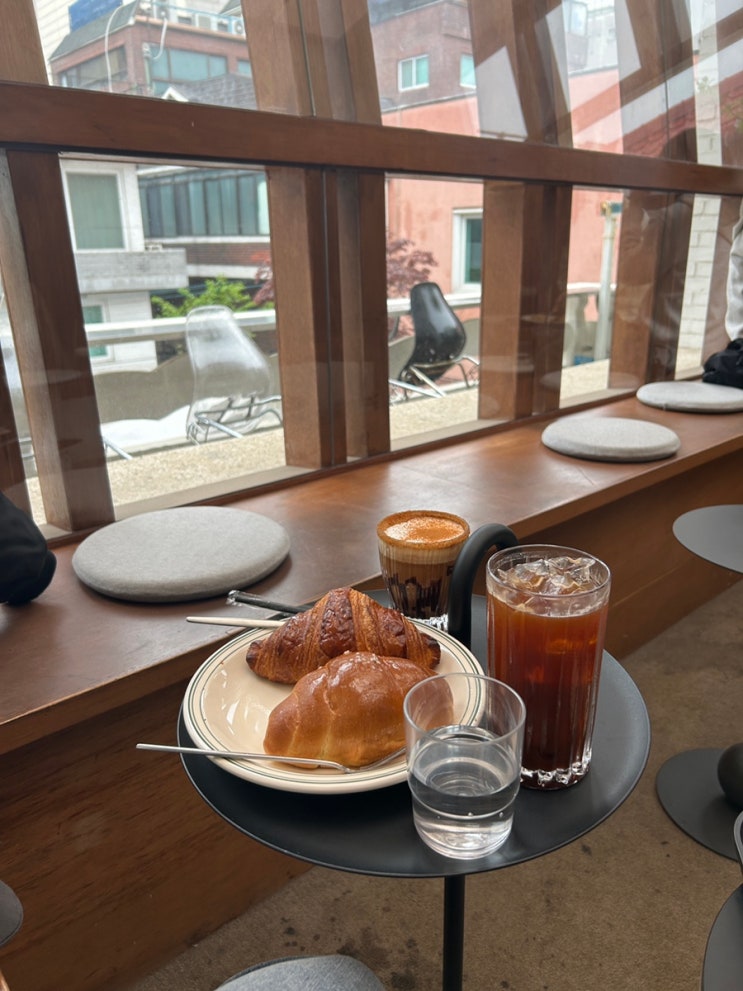  홍대 베이커리 맛집 내돈내산 아벨롭 홍대본점 서교통카페 아벨롭라떼 소금빵 크로와상 홍대놀곳 동교동 락휴코인노래방