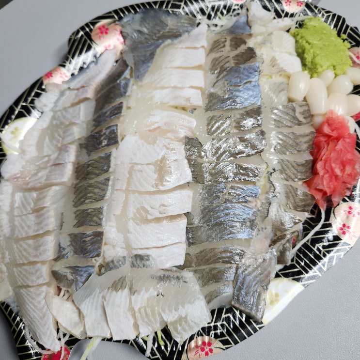  가락시장횟집 싱싱한 꽃게와 회를 맛볼 수 있는 '용천수산'