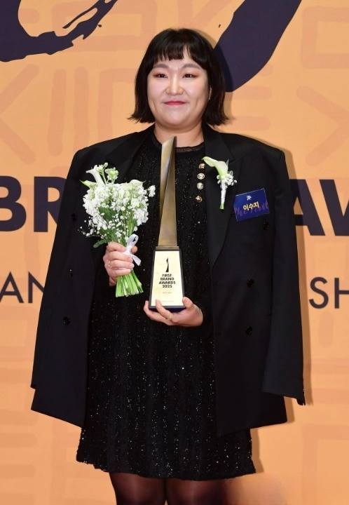 "<b>계약</b>금만 수억!" <b>이수지</b>, 쿠팡 자회사 <b>씨피엔터</b>行 '대박'