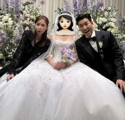<b>김종민 결혼식</b> 논란 속 신지의 빛난 의리 <b>신부</b> 배려 돋보인 사진... 