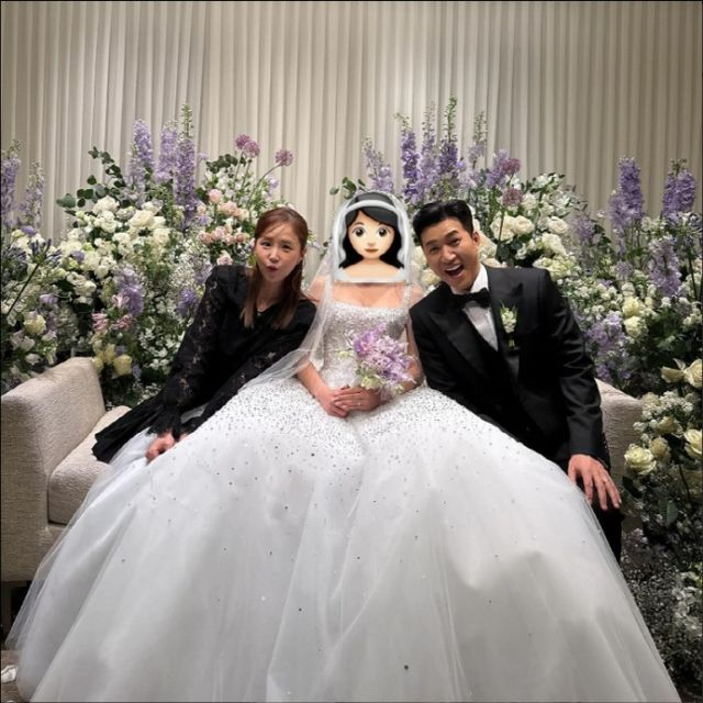  신지, ‘11살 연하’ 김종민 결혼식 참석… 26년 코요태 우정 빛났다