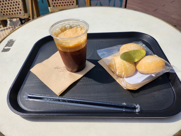  바다가 한눈에 보이는 부산 기장군 뷰맛집 카페 추천<산에우스타키오일카페>(카페라떼, 마들렌)