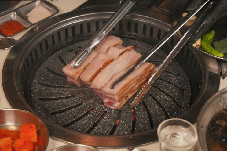  고집132 성수본점에서 맛보는 성수동삼겹살의 진정한 매력!