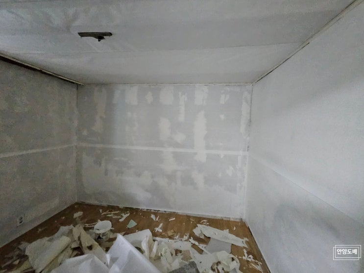  [목감도배] 시흥 빌라 방 하나 광폭합지 전체도배(천장과 벽) 시공 (인테리어 변경을 위해)