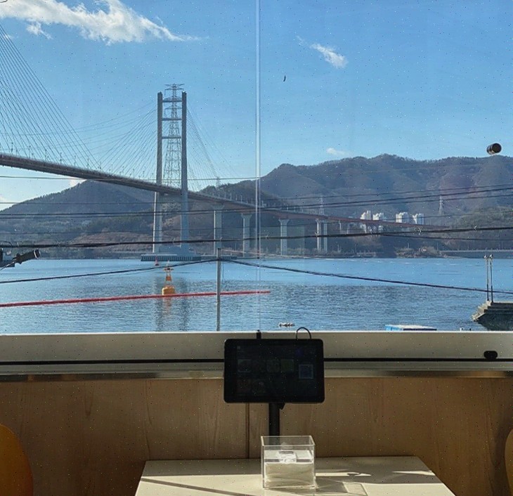  굿웨더 귀산본점, 마창대교 뷰의 귀산맛집에서 특별한 저녁을 즐겼어요.