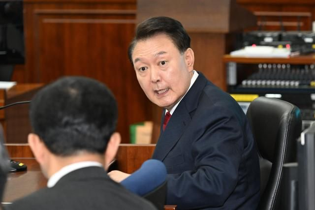  尹 2차 공판에서도 '의원 끌어내라' 진위 공방.."끌어내기 불가" vs "지시 맞다"