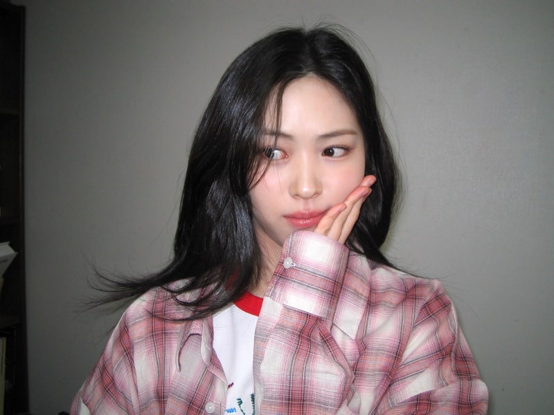 ITZY 있지 류진 공식 유튜브 속 레드 체크 셔츠 남방 패션 / 옷 정보 @어반드레스 (AVANDRESS)