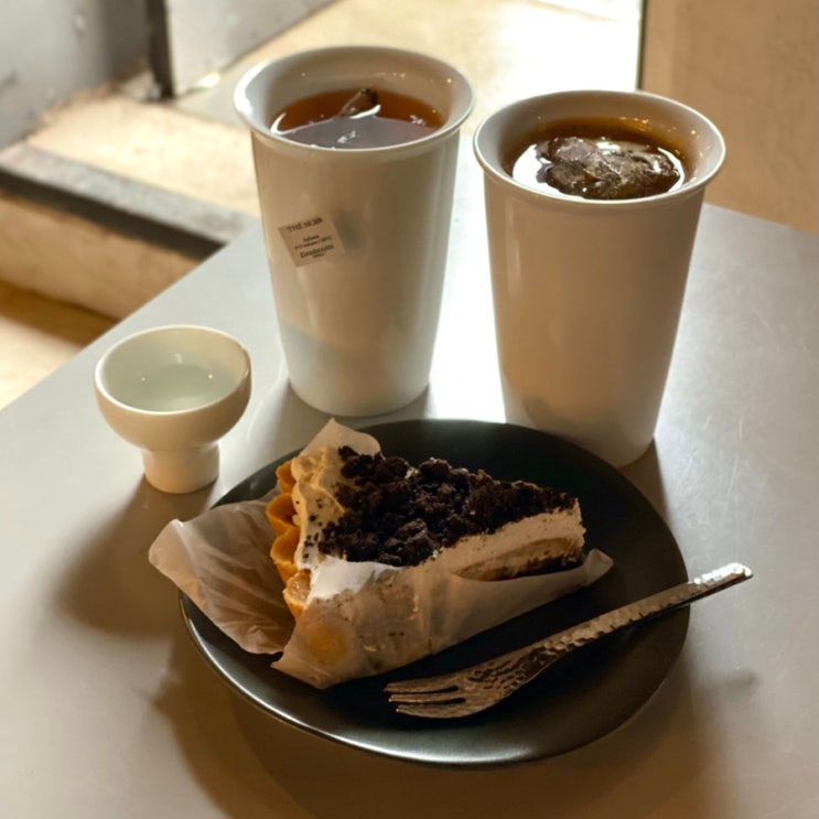  연남동 오두막같이 아늑하고 조용한 카페, 그리즈 (턴다운서비스 두번째 공간)
