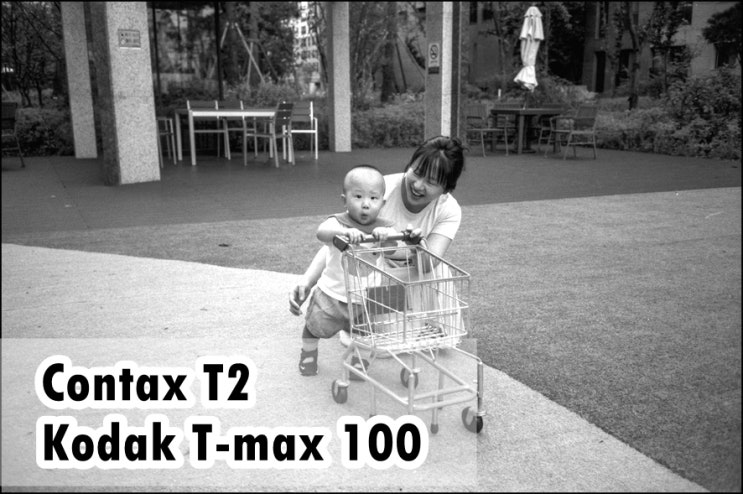  콘탁스 T2 | 코닥 티맥스100 (T-max100) | 쌍둥이들 1살 되자마자 밖에서 열심히 걸어다니기 시작했다.