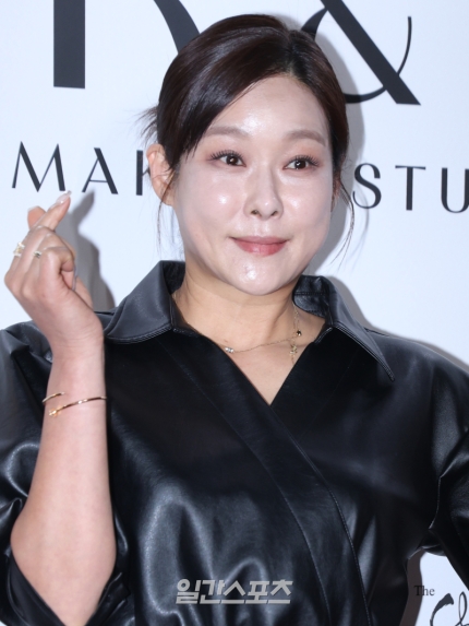 <b>현영</b>, <b>명품 사은품</b> 공구.. <b>되팔이</b> 논란에 “불법 아니다” 해명
