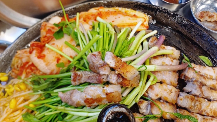  솥뚜껑에 구워주는 용인 역북동 삼겹살 맛집 목구멍 미나리 필수 주문
