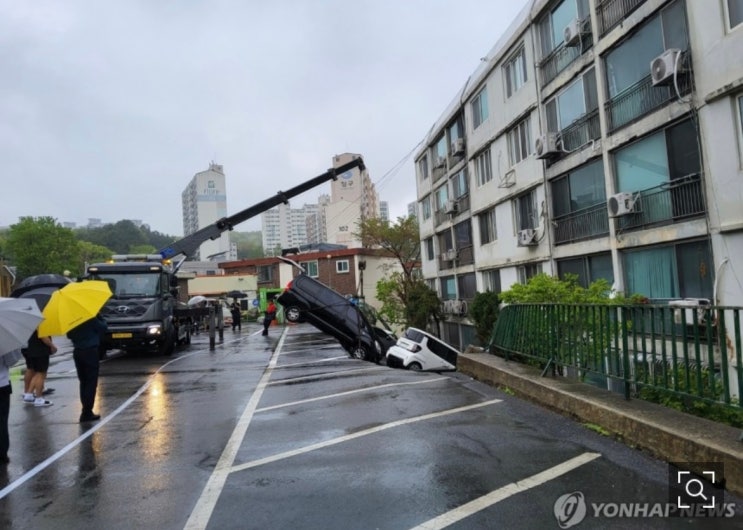 <b>남양주 아파트</b> 옹벽 <b>붕괴</b>로 차량 파손 주민 대피