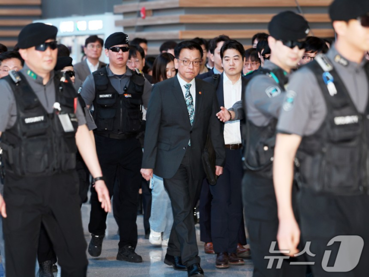 [속보] <b>최상목 부총리</b>, 경호 속 <b>미국</b> 출국! 그 배경은?