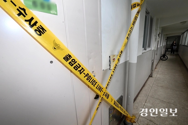 수원서 ‘복지 거부’ 두 모녀 또… ‘세 모녀 비극’ 뒤 변한 게 없었다 수원서 ‘복지 거부’ 두 모녀 또… ‘세 모녀 비극’ 뒤 변한 게 없었다