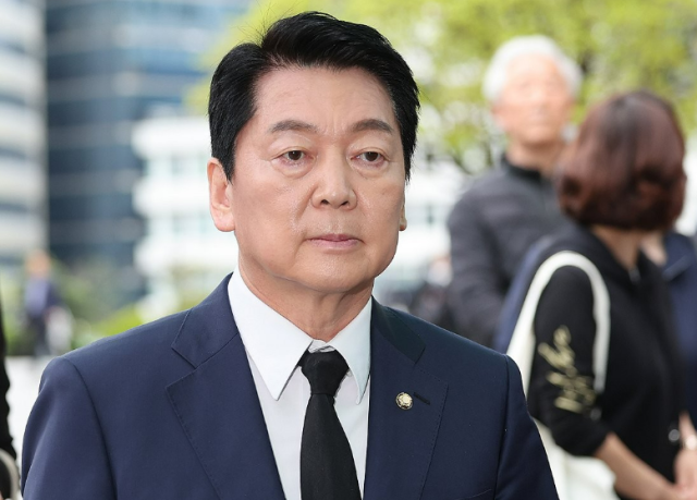  안철수, 라디오 생방 중 '합격 통보'…국힘 경선 2차 레이스 합류