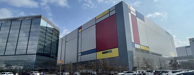  트럼프 폭풍 예견했나?" 삼성전자, 애플·TSMC 울 때 웃는 '신의 한 수'