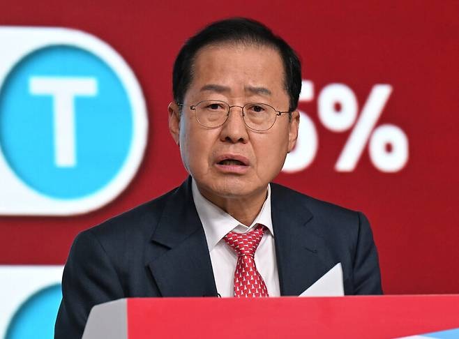 <b>홍준표</b> 대선 경선 여론조사... 출국, 수사 차질 우려와 <b>귀국</b> 약속