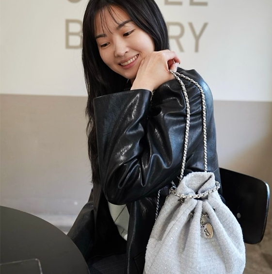  류이서 트렌디한 ootd 패션 가죽자켓 가방 어떤거?
