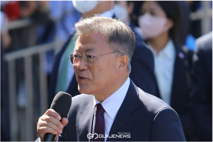 40일 남은 대선에 던진 <b>검찰</b>의 폭탄... '<b>문재인</b> <b>기소</b>' 카드의... 