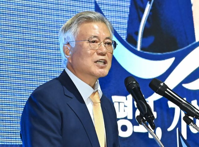  '뇌물 혐의' 기소… 문재인 "윤 전 대통령 탄핵에 대한 보복"