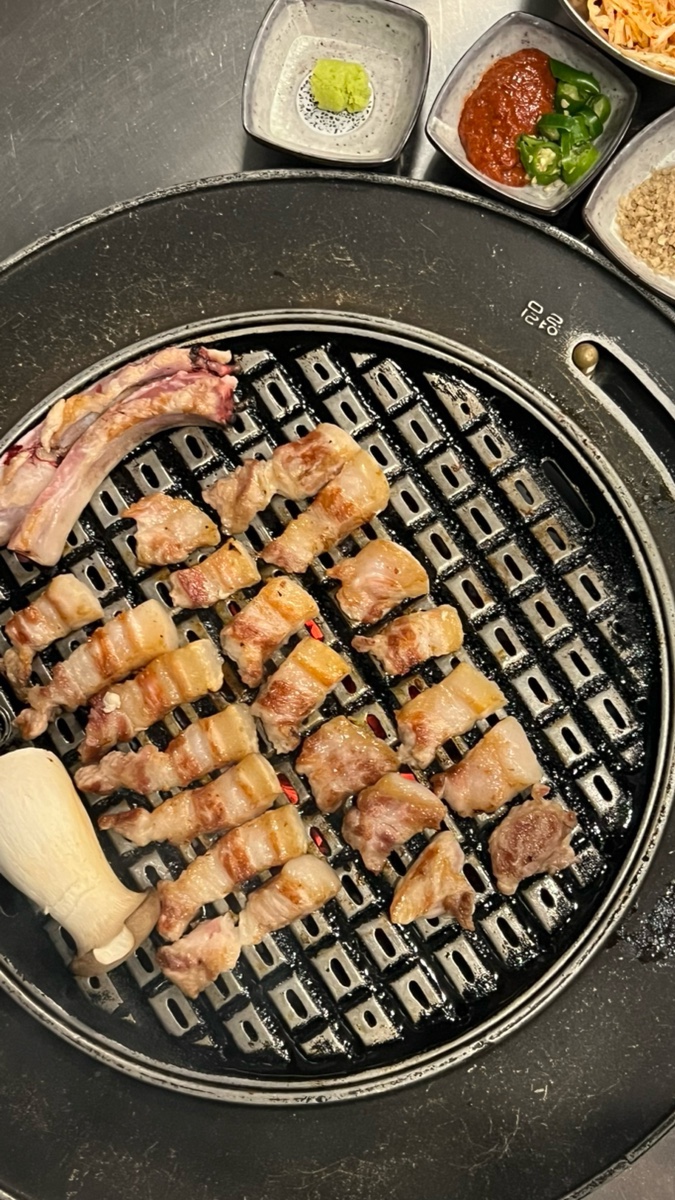  신중동 고기집 금돝 고기 구워주는 위브 맛집