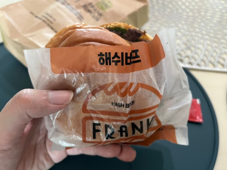  프랭크버거 메뉴 해쉬비프버거 내돈내산 솔직후기, 부드러운 식감과 짭짤한 후추향이 매력적