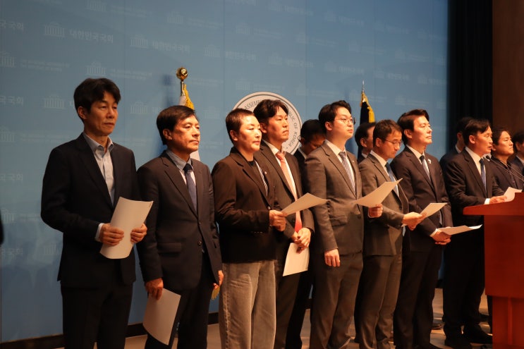 [기자회견] <b>문재인 전 대통령</b>에 대한 <b>기소</b>는 윤석열 <b>전 대통령</b>을... 