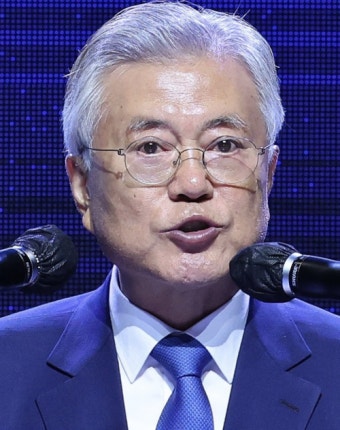 검찰, <b>문재인 전 대통령 뇌물수수 기소</b>.. 이유는?