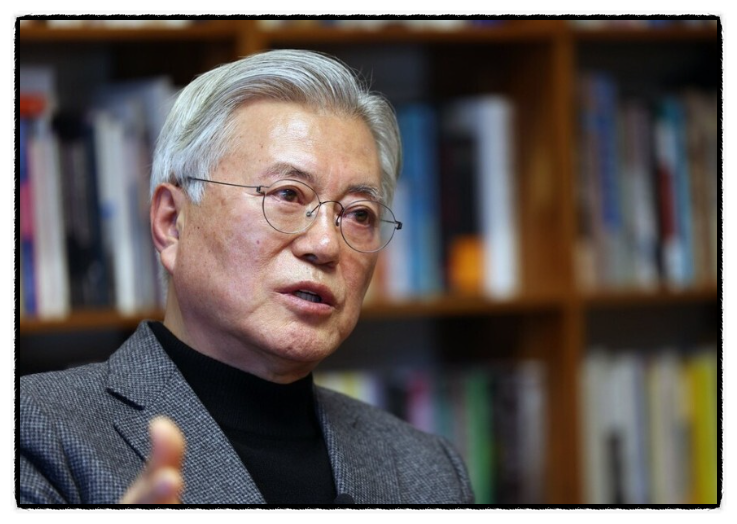 문재인 전 대통령 뇌물 혐의로 기소? '정치 검찰 칼춤' 비난 일파만파