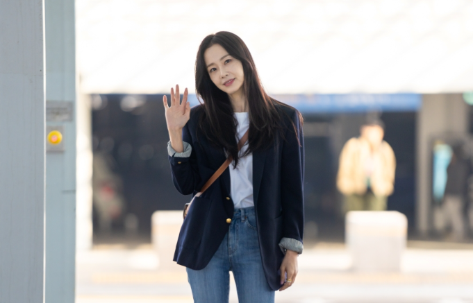 홍수현, 169cm 넘는 비율 자랑한 공항패션…<b>칸</b> 향한 첫 걸음