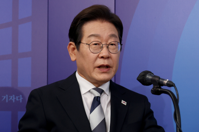 이재명 "에너지고속도로 구축…RE100 산단 조성" 이재명 "에너지고속도로 구축…RE100 산단 조성"
