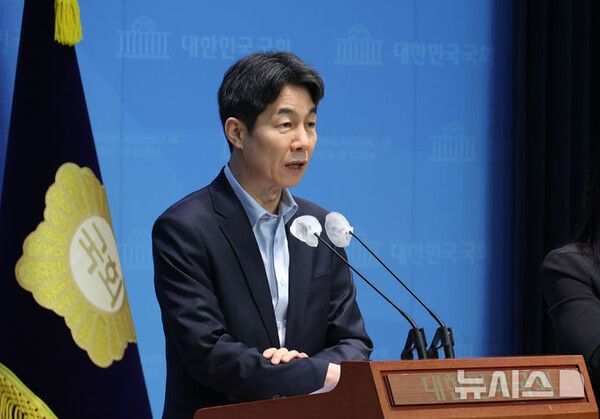  윤건영, 檢 뇌물죄 기소에 "文, 직접 검찰권 남용 법적조치 할 것"