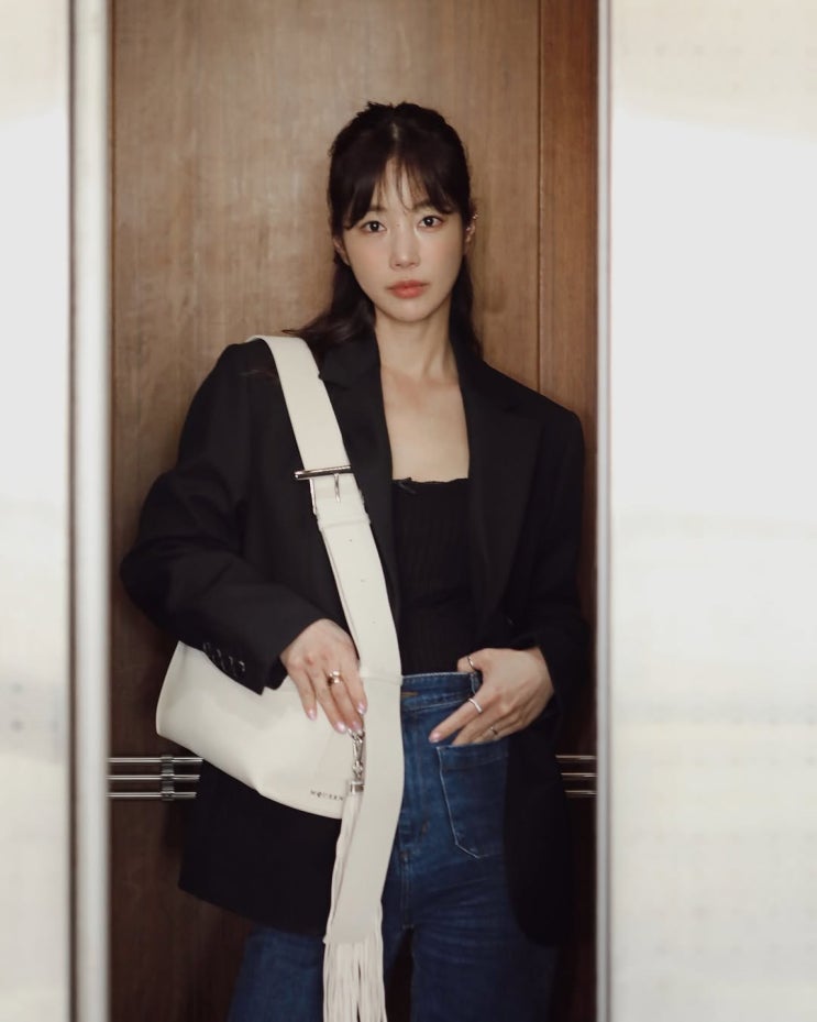  40대도 힙하게! 기은세의 명품백 스타일링에 함께한 알렉산더 맥퀸 여자 슬링백 가방 보고가셔요