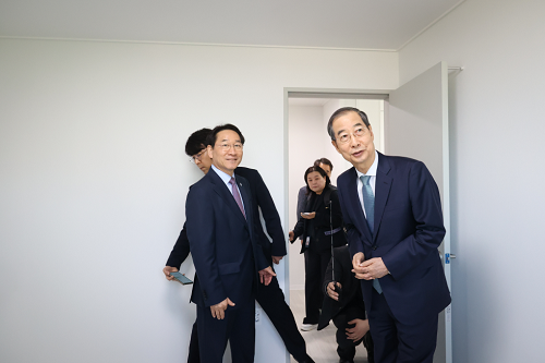 한덕수 대통령 권한대행 국무<b>총리</b>, 인천시 천원주택 <b>현장방문</b>
