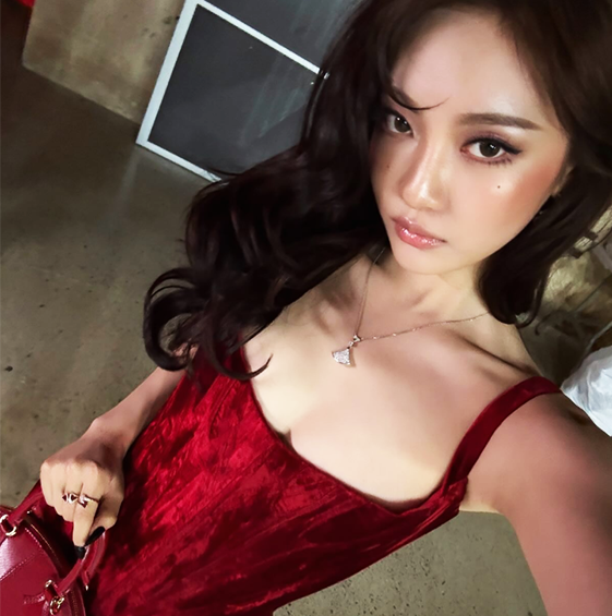  닝닝 팜므파탈 스타일 숏 레드 드레스 패션